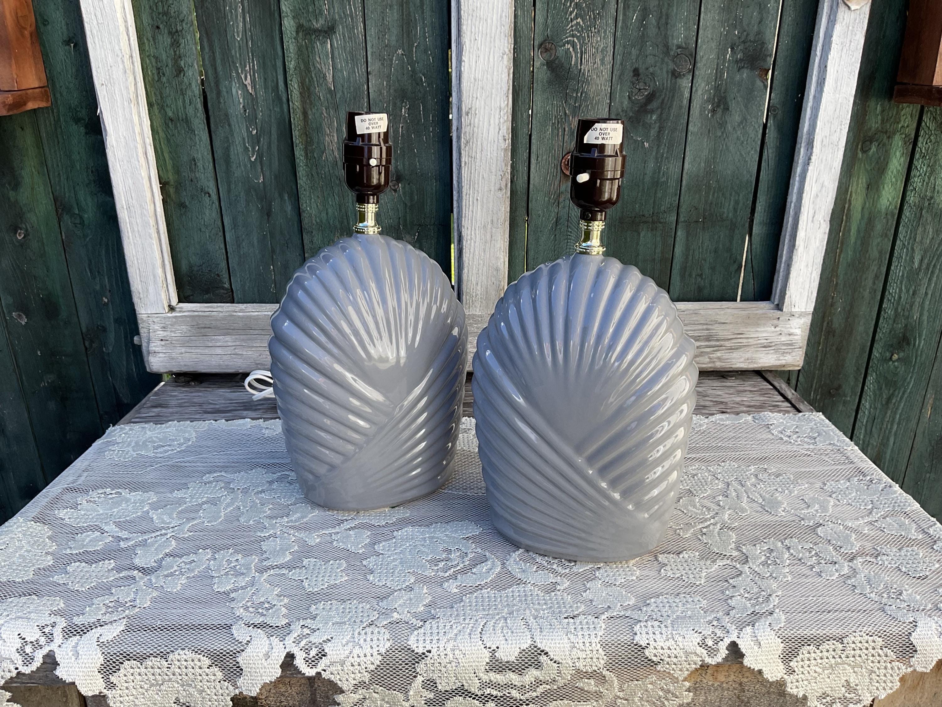 Ensemble de 2 lampes de table festonnées grises vintage.