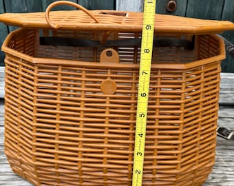 Siège coffre de pêche vintage en osier assise orange - La Roue du Passé