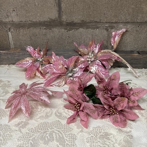 Flores de Pascua navideñas, décadas de 1960 a 1990/Flor de Pascua de plástico con brillantina rosa claro/5 flores de Pascua rosas y doradas/1 guirnalda de flores de Pascua rosa.