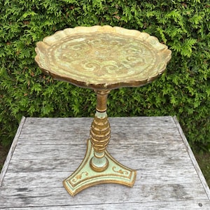 Vintage Italian Florentine Hollywood Regency Gold Gilt Wood Accent Table.