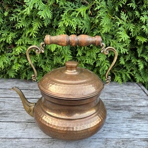 槌目模様 銅製ケトル 木製ハンドル 槌目銅ケトル（木製ハンドル付き）、キッチン装飾 - Etsy 日本