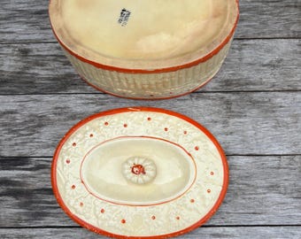 陶器の保存皿2個セット。浮き彫りの花模様と赤い水玉模様。日本製
