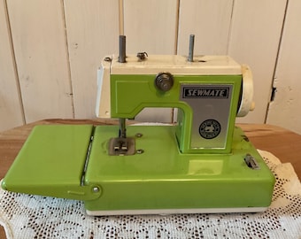 Rare ancienne machine à coudre lithographique en étain à piles, vintage, 1960s. JAPON.