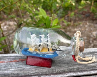 Experimentieren Sie in einer Bouteille, in der Schule für ein Segelboot, in der Schule für das Fest der Pères, im maritimen Stil und in der Dekoration.