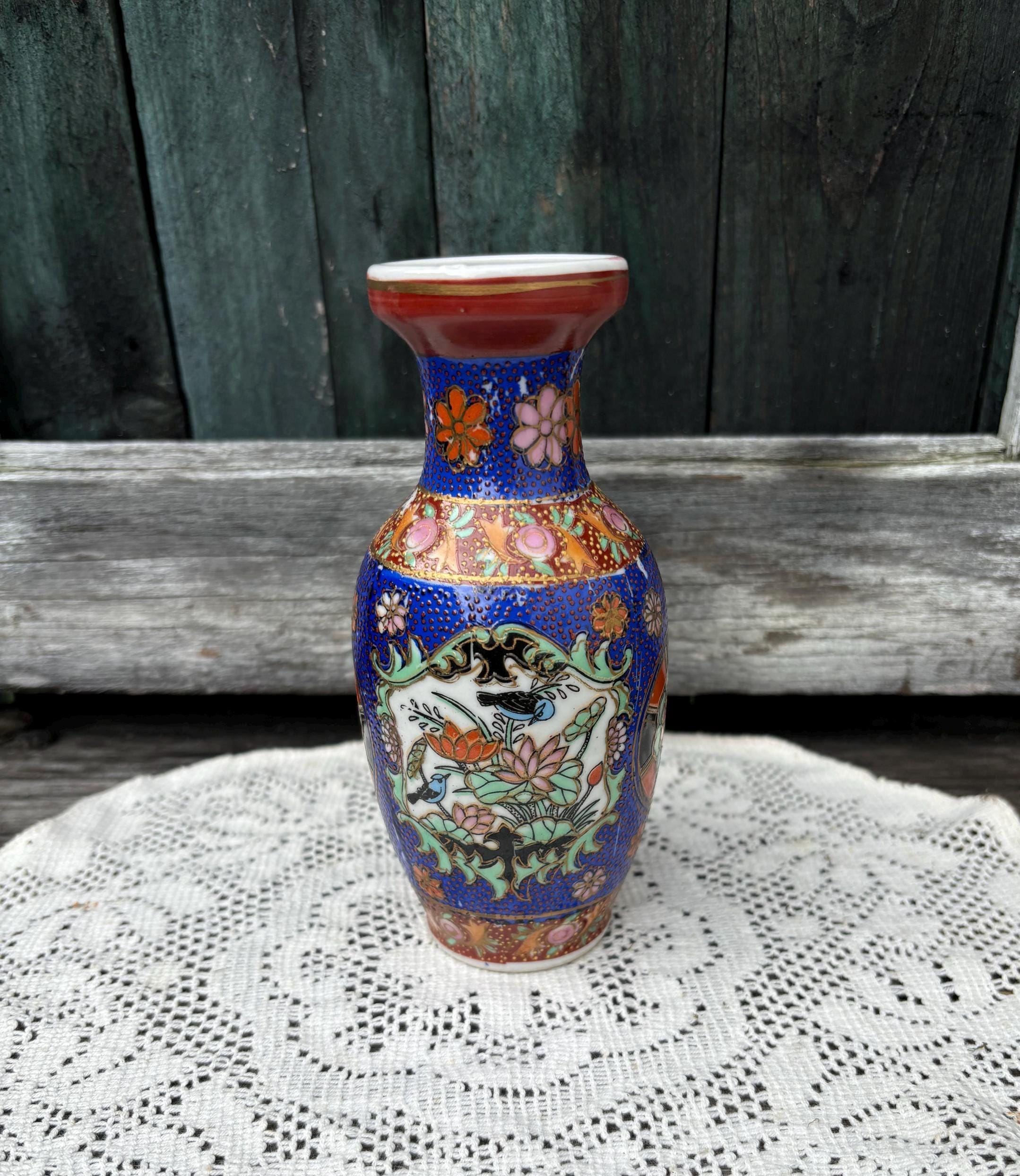 東洋風の花瓶。手描きの花と鳥が描かれたヴィンテージ磁器の花瓶