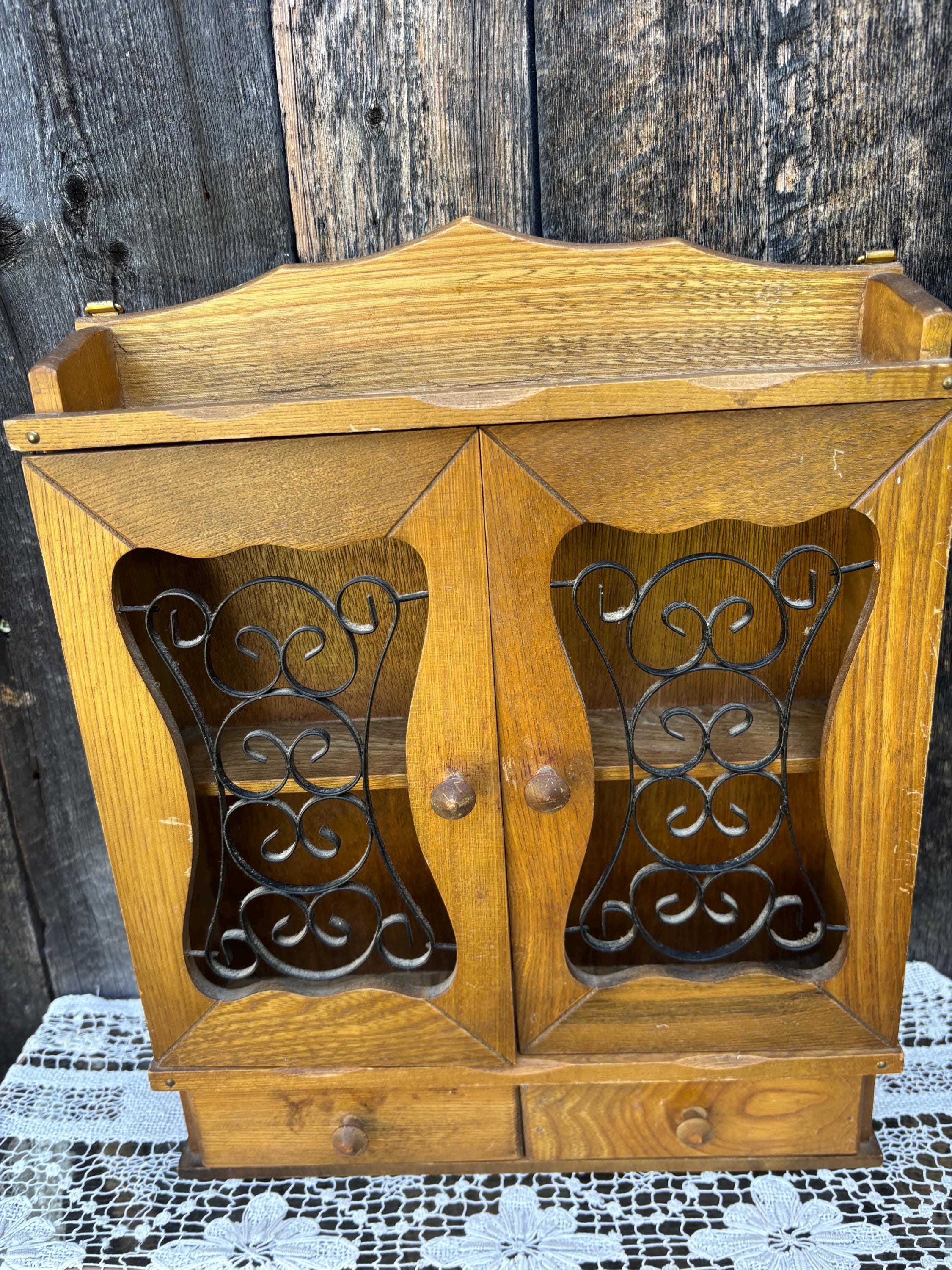 アンティークな木製スパイスラック 2引き出し付き 前面観音開き