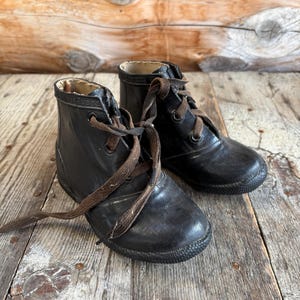 光沢のあるブラックのヴィンテージベビーレインブーツ - アンティークベビーシューズ - 保育園の装飾 - 家宝の記念品 - 感傷的なベビーギフト - Puddle Memories