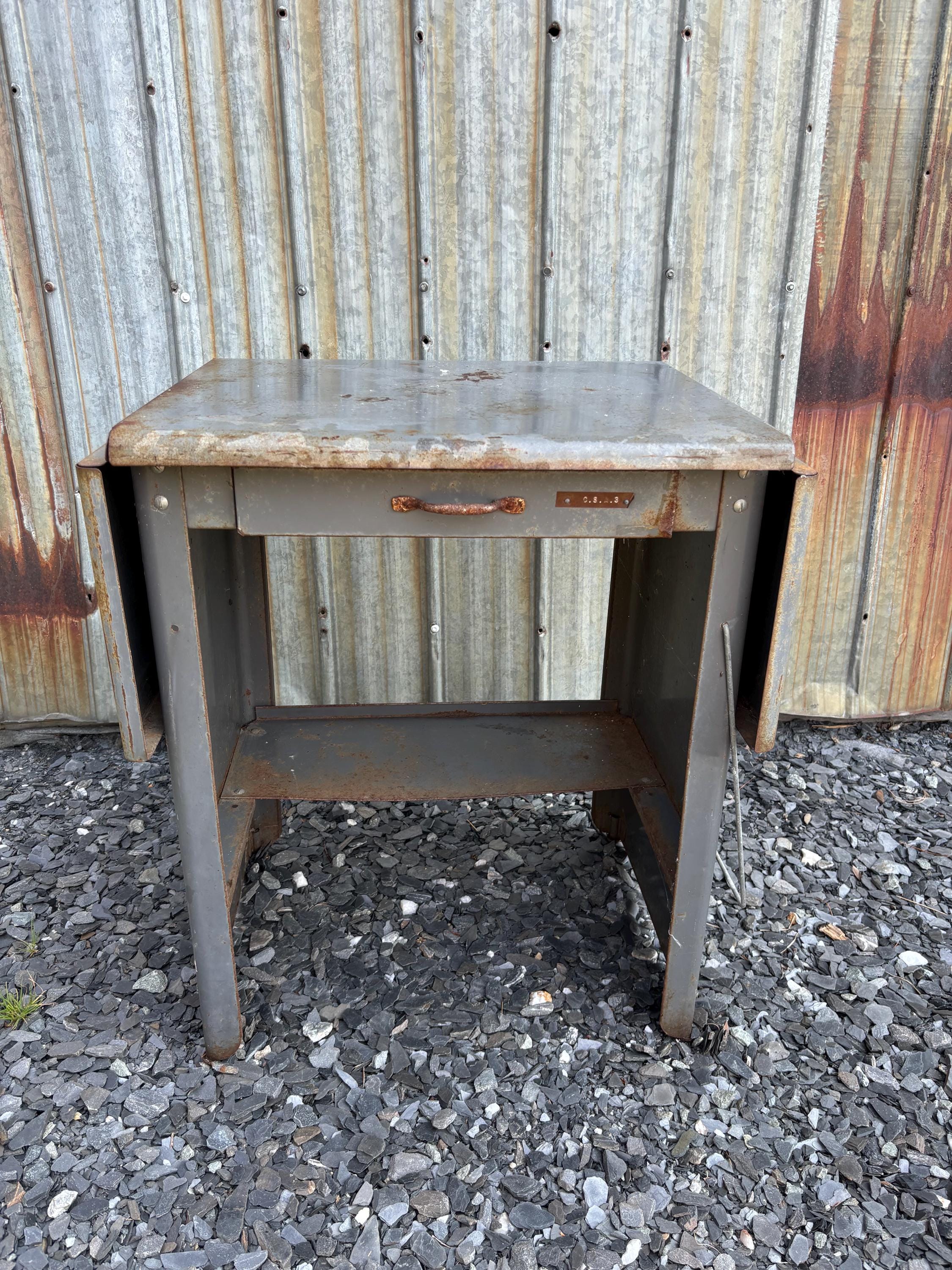 ビンテージ　折りたたみ式金属テーブル Vintage metal folding table - Etsy 日本