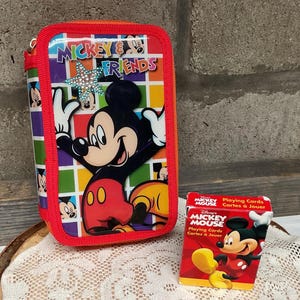 KIES... Mickey-Disney Parks vinyl zip-up art-set. Leeg. OF: Mickey Mouse Illustrated speelkaarten (Verenigde Staten speelkaarten). Compleet.