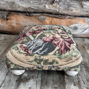 Siège carré chic classique avec tapisserie, ottoman rembourré avec motif vintage.