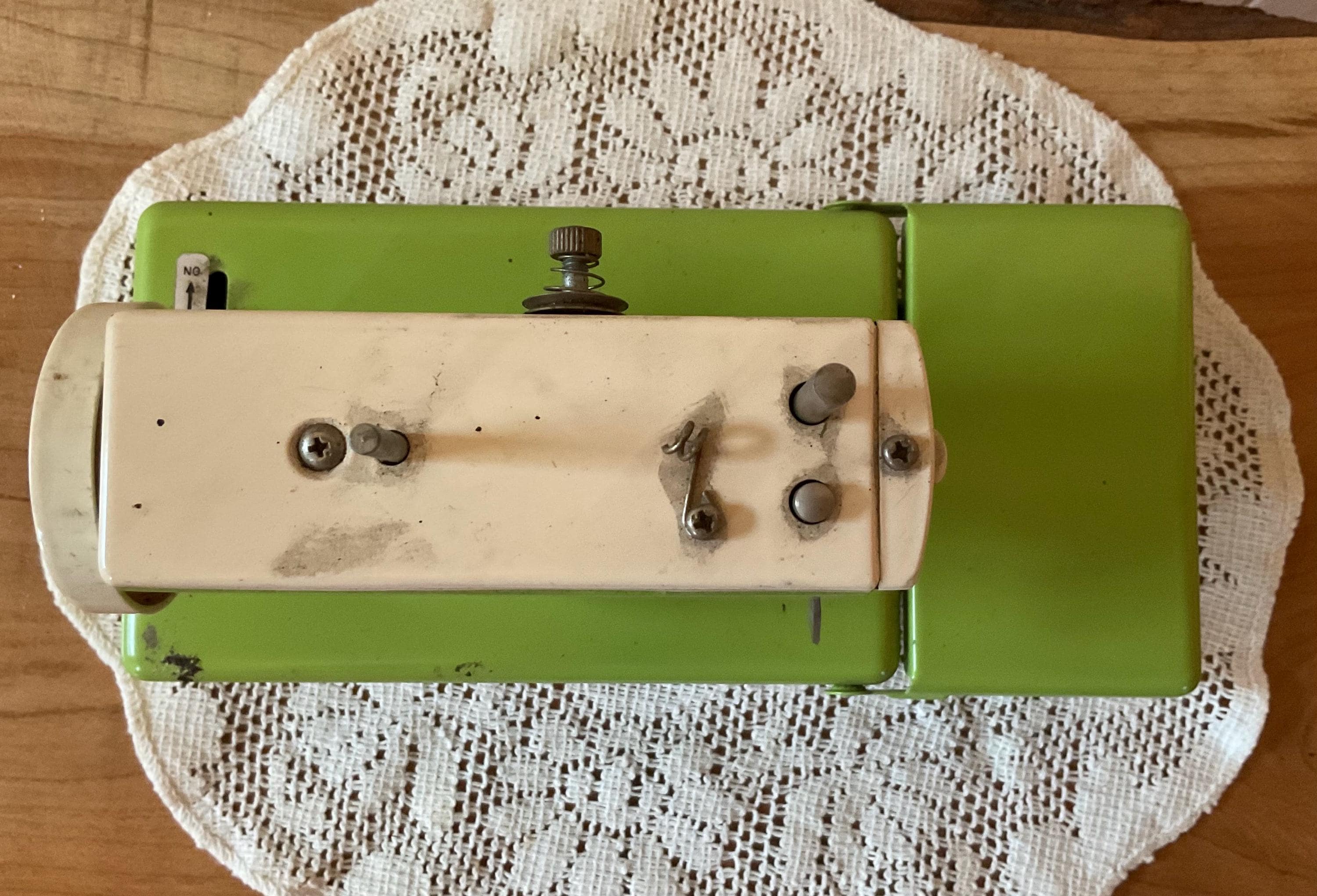 希少なヴィンテージ電池式ブリキ製ミシン玩具、1960年代。日本製 
