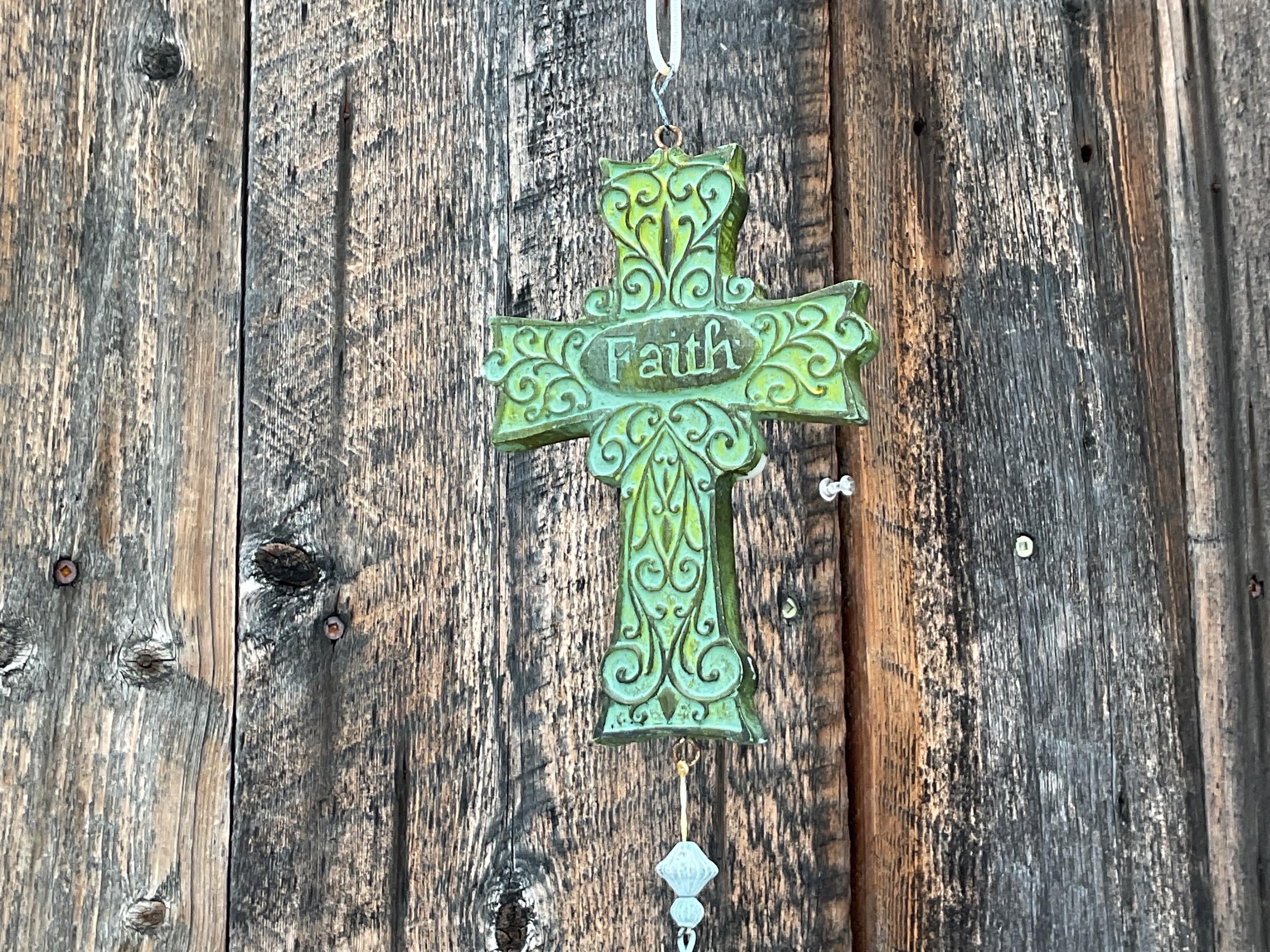 屋内と屋外用のインスピレーションあふれる十字架樹脂製吊り下げ