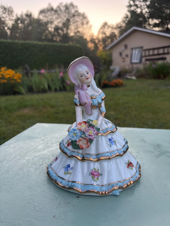 Vintage Southern Belle, Porcelain Girl With Flowers and Gold Accents,  Bridesmaid, Beautiful Girl Figurine With Bouquet, French Country Girl. -  Etsy Israel