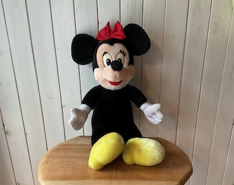 Zabawka pluszowa w kształcie Myszki Minnie z kolekcji Walt Disney Land World. Pamiątka.