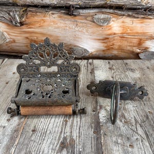 Vintage messing sierlijke antieke Victoriaanse toiletrolhouder in oude stijl met deksel en bijpassende koperen bekerhouder. Set van 2.