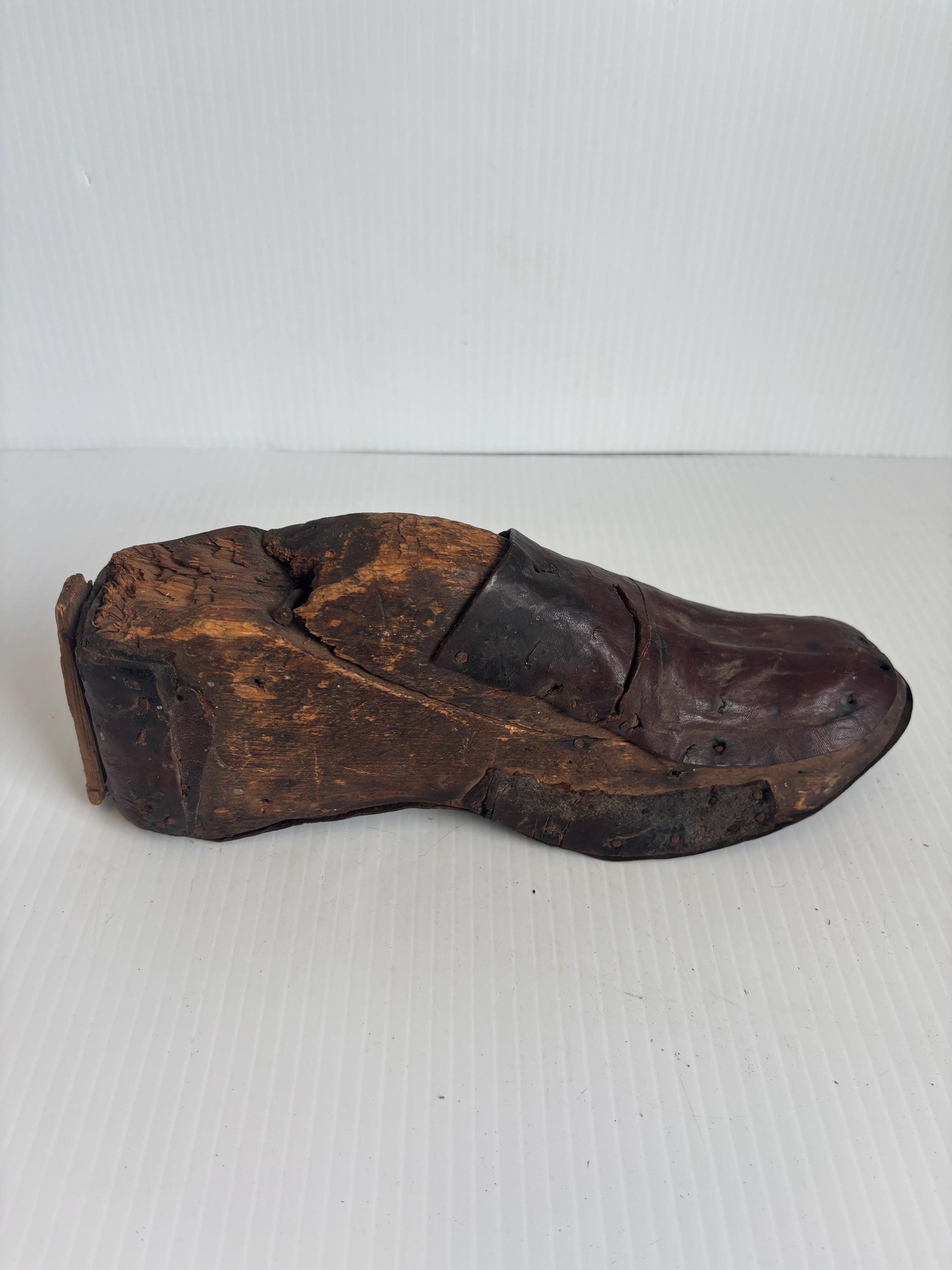 Zapato antiguo de madera, herramienta de zapatero, decoración de taller.
