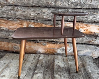 Tavolino laterale a due livelli in legno stile anni '60, con piano effetto legno.