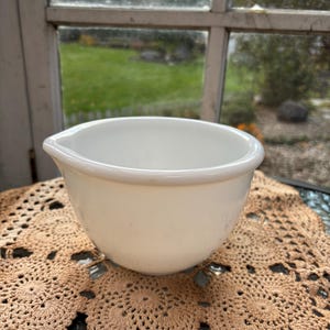 Vintage MILK GLASS MIXING Bowl, Sunbeam Glasbake Mixer Bowl, Thick Glass White Bowl, Pour Spout, Small Bowl,Vintage Kitchen, Farmhouse Decor