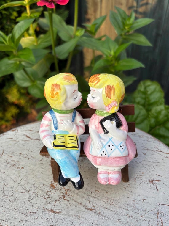 置物 THE KISS 1950s, Boy and Girl Kissing on a Wooden Bench, Salt and Pepper