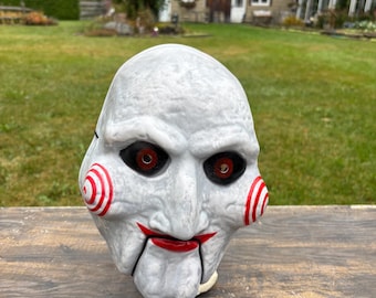 Billy the Puppe SAW Horror Bösewicht Halloween Maske. Kunststoff Maske.