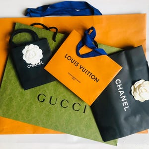Sacs shopping Chanel & Gucci Louis Vuitton, sacs cadeaux, emballages, accessoires de mode, sacs en papier, cabas, accessoires, mode parisienne, cadeaux, décoration