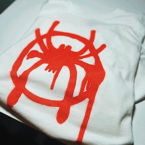 K&ouml;nnte beinhalten: Rustikales Holzschild mit dem Text "Welcome to our home" in handschriftlichem Stil. Das Schild hat eine Used-Optik und ein schlichtes, einladendes Design, ideal f&uuml;r die Eingangsbereichsdekoration.