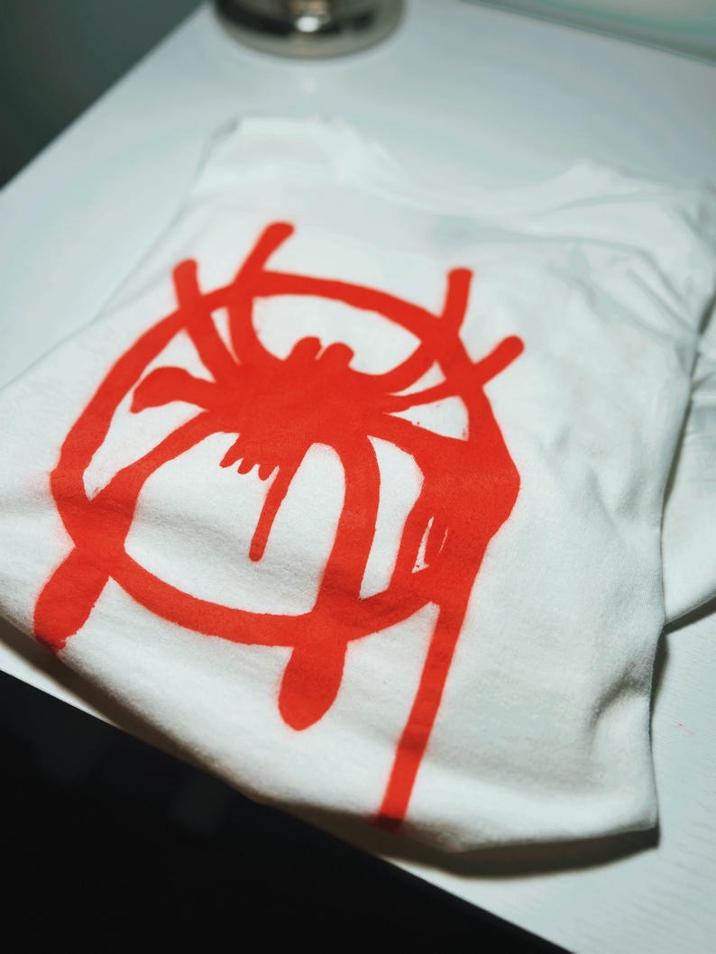 K&ouml;nnte beinhalten: Rustikales Holzschild mit dem Text "Welcome to our home" in handschriftlichem Stil. Das Schild hat eine Used-Optik und ein schlichtes, einladendes Design, ideal f&uuml;r die Eingangsbereichsdekoration.