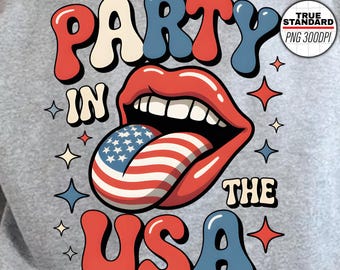 Może przedstawiać: Szara bluza z napisem "PARTY IN THE USA" w kolorze czerwonym, niebieskim i białym, z grafiką czerwonych ust i języka z amerykańską flagą. Bluza jest noszona.