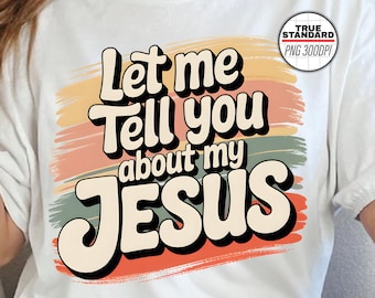 Może przedstawiać: Biały t-shirt z grafiką w stylu retro, na której widnieje napis "Let me tell you about my Jesus". Grafika przedstawia kolorowy zachód słońca w odcieniach pomarańczowego, żółtego, zielonego i niebieskiego.