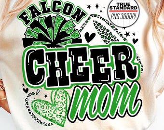 Może przedstawiać: Kremowa koszulka z zielono-czarną grafiką z napisem "FALCON CHEER MOM". Projekt zawiera cheerleaderkę, serca i gwiazdy. Koszulka ma krótkie rękawy i jest wykonana z miękkiego materiału.