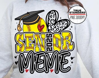 Może przedstawiać: Biała bluza z nadrukiem czarno-żółtej piłki do softballa. Piłka do softballa ma na sobie czapkę absolwenta, a pod nią napis "Senior 2023 Meme".