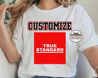 Puede incluir: Camiseta blanca con la palabra "CUSTOMIZE" en fuente negra y roja sobre un cuadrado rojo. Dentro del cuadrado, las palabras "TRUE STANDARD" se muestran en blanco. Un pequeño logotipo circular con el texto "TRUE STANDARD PNG 300DPI" está a la derecha.