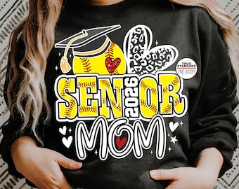 Może przedstawiać: Czarna bluza z nadrukiem dla mamy seniora. Projekt zawiera baseball, czapkę absolwenta, serca i napisy "SENIOR MOM 2026". Projekt jest w kolorze żółtym, białym i czerwonym.