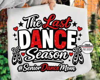 Puede incluir: Bolso de mano blanco con el texto "The Last Dance Season" en negro y rojo, con zapatillas de ballet y corazones. También se incluye la frase "#Senior Dance Mom". El bolso lo sostiene una persona.