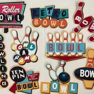 Pode incluir: Uma coleção de recortes coloridos com tema de boliche. Inclui placas que dizem "Hi Roller Bowl", "Retro Bowl" e "Ten Pin Bowl". Também apresenta pinos de boliche, bolas de boliche e a palavra "BOWL" em vários designs. As placas têm o texto "24 pistas pontuação automática" e "Restaurante aberto 24 horas".