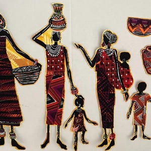 Può includere: Figure ritagliate di donne e bambini africani in abiti tradizionali, con vasi decorativi. Le figure sono in tonalità di rosso, marrone e oro, con motivi e gioielli intricati. L'opera d'arte evoca un tema culturale.