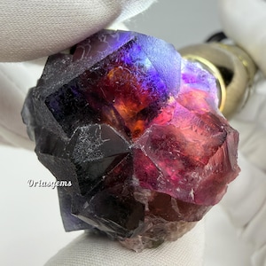 Mineralprov Sten Bergart Sällsynt Lila Röd Orange Fantom Fluorit Kristall Fluorescerande Lysande UV Ultraviolett Ljus Reaktiv Yindu