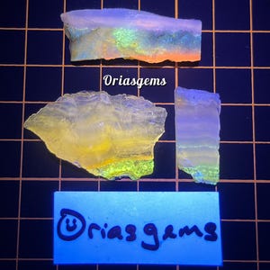 Könnte beinhalten: Drei Stücke roher, durchscheinender Mineralien mit leuchtenden Farben. Die Mineralien zeigen Farbtöne von Gelb, Grün und Orange, mit einem blau-schwarzen Gitterhintergrund. Der Text "Oriasgems" ist im Bild zu sehen.