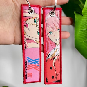 Anime Jet Tag Nyckelring • Dubbelsidig Broderad • Design Darl 02