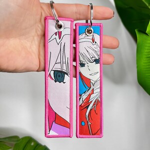 Anime Jet Tag Nyckelring • Dubbelsidig Broderad • Design Darl 05