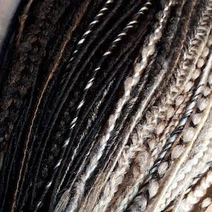 Extensiones de rastas personalizadas en tonos castaño oscuro y rubio: rastas sintéticas de otoño.