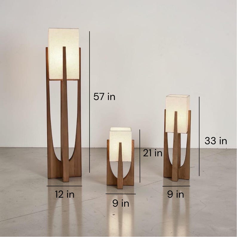 Puede incluir: Tres l&aacute;mparas de madera con pantallas rectangulares de tela. La l&aacute;mpara m&aacute;s alta mide 145 cm de alto y 30 cm de ancho. La l&aacute;mpara mediana mide 84 cm de alto y 23 cm de ancho. La l&aacute;mpara m&aacute;s peque&ntilde;a mide 53 cm de alto y 23 cm de ancho.