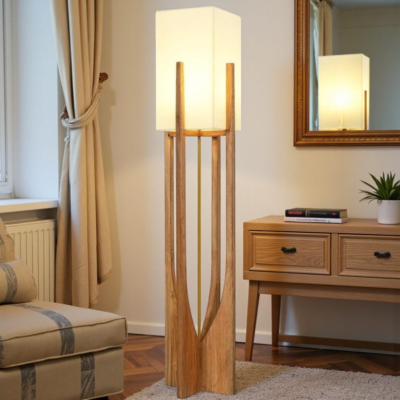 Puede incluir: Una l&aacute;mpara de pie de madera con una pantalla rectangular de color crema. La l&aacute;mpara tiene un acabado de madera natural y un dise&ntilde;o &uacute;nico de marco abierto. La l&aacute;mpara mide aproximadamente 152 cm de altura y est&aacute; colocada en un sal&oacute;n.