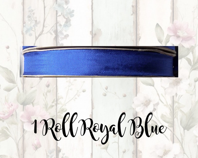 Puede incluir: Un rollo de cinta azul real. La cinta es de un solo color y tiene un ligero brillo.