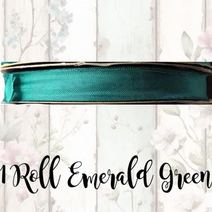 Puede incluir: Un rollo de cinta verde esmeralda sobre un fondo blanco. El texto "1 Roll Emerald Green" est&aacute; escrito debajo de la cinta.