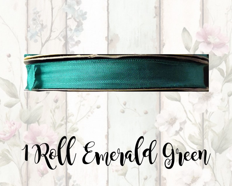 Puede incluir: Un rollo de cinta verde esmeralda sobre un fondo blanco. El texto "1 Roll Emerald Green" est&aacute; escrito debajo de la cinta.