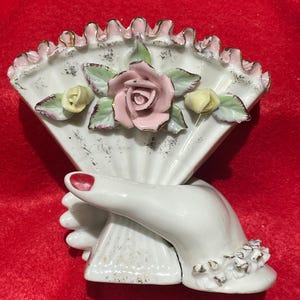 Vaso in porcellana con ventaglio vintage in mano, realizzato in Giappone