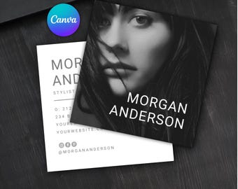 Könnte beinhalten: Eine schwarz-weiße Visitenkarte mit dem Namen "Morgan Anderson" und dem Text "Stylist" in weißer Schrift. Die Karte enthält außerdem eine Telefonnummer, eine Website-Adresse und Social-Media-Handles.