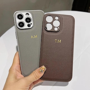 Aangepaste lederen telefoonhoes met reliëf, gepersonaliseerd iPhone-hoesje 16 Pro Max 15 14 13 12, vegan Pebble monogram cover, cadeau voor haar