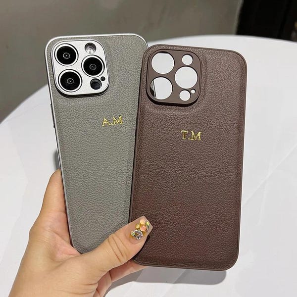 Etui na telefon z tłoczoną skórą, personalizowane etui na iPhone'a 17 Pro Max 16 15 14 13, wegańskie etui z monogramem Pebble, prezent dla niej